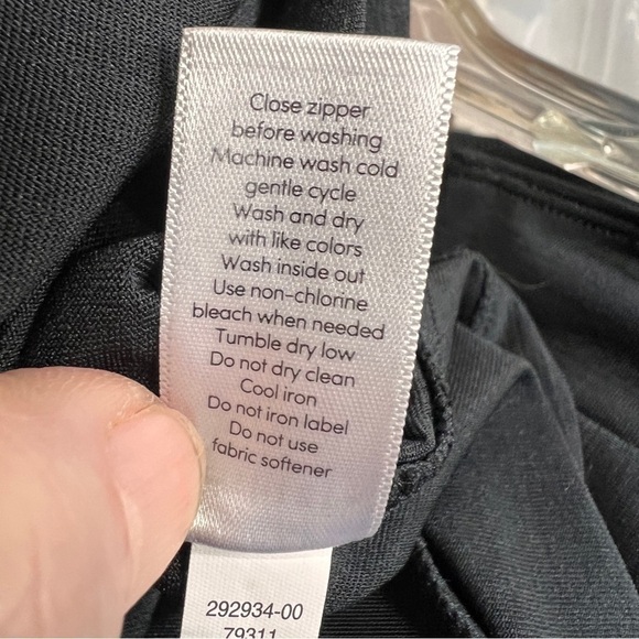 ATHLETA WOMENS CYCLIST TOP. ¼ Zip. Back zip pocket. Sleeveless. Size Large. - Picture 4 of 9